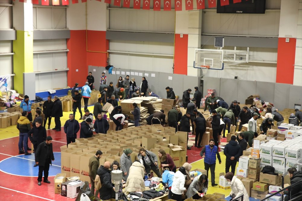 Van'dan deprem bölgesine 10 tır yardım malzemesi gönderildi