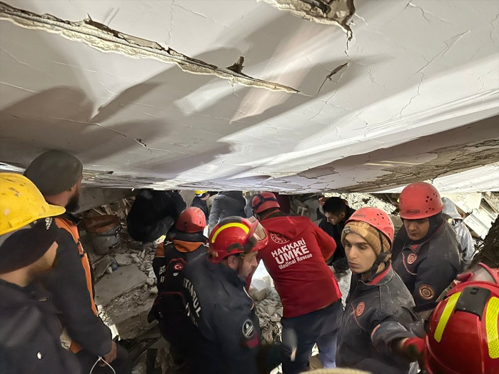 Hakkari'den giden UMKE ekibi Hatay'da 7 aylık bebeği 66 saat sonra enkazdan kurtardı