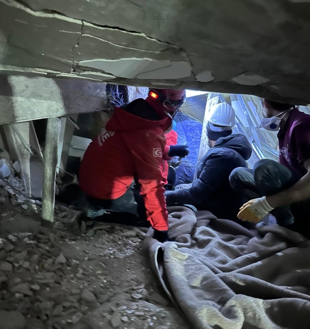 Hakkari'den giden UMKE ekibi Hatay'da 7 aylık bebeği 66 saat sonra enkazdan kurtardı