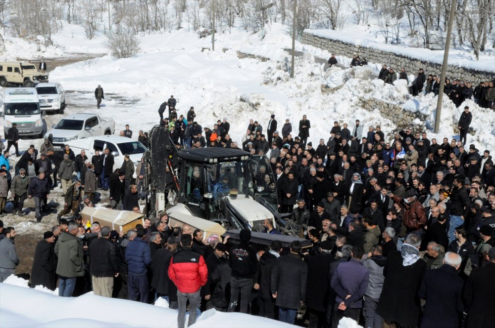 Depremde hayatını kaybeden Tunç ailesi Çukurca'da toprağa verildi