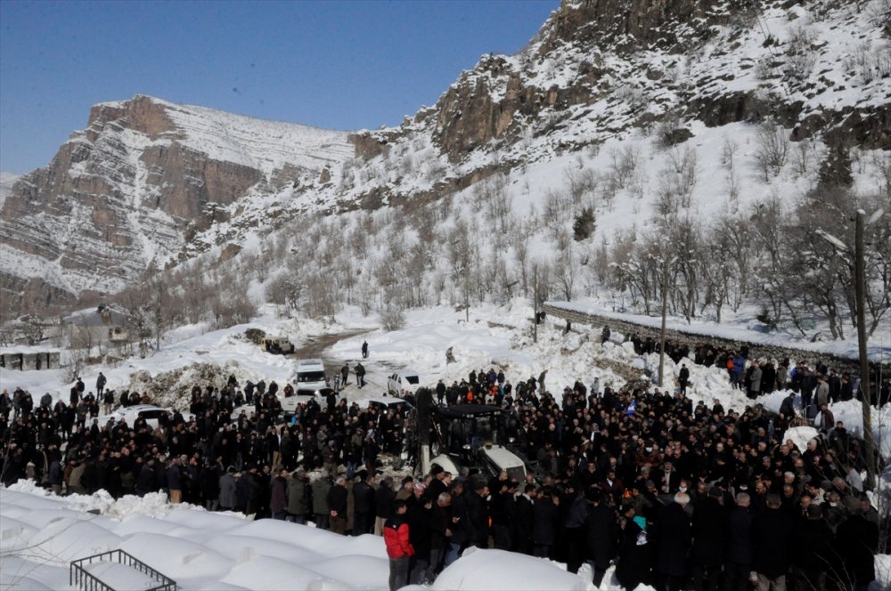 Depremde hayatını kaybeden Tunç ailesi Çukurca'da toprağa verildi