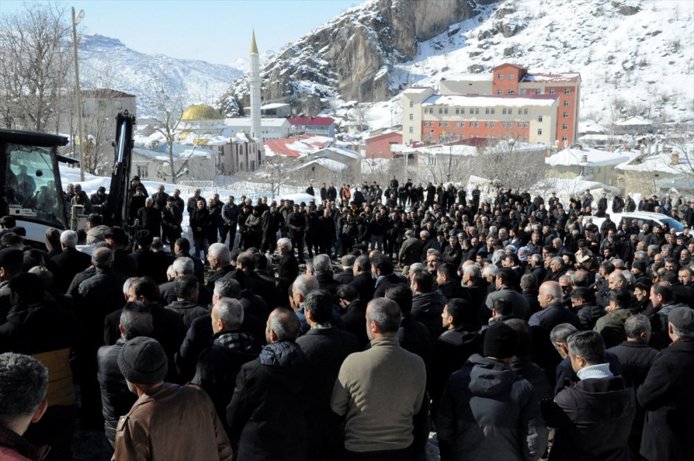 Depremde hayatını kaybeden Tunç ailesi Çukurca'da toprağa verildi