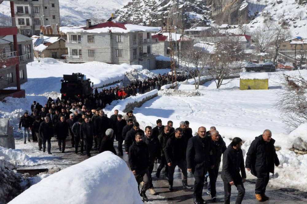 Depremde hayatını kaybeden Tunç ailesi Çukurca'da toprağa verildi