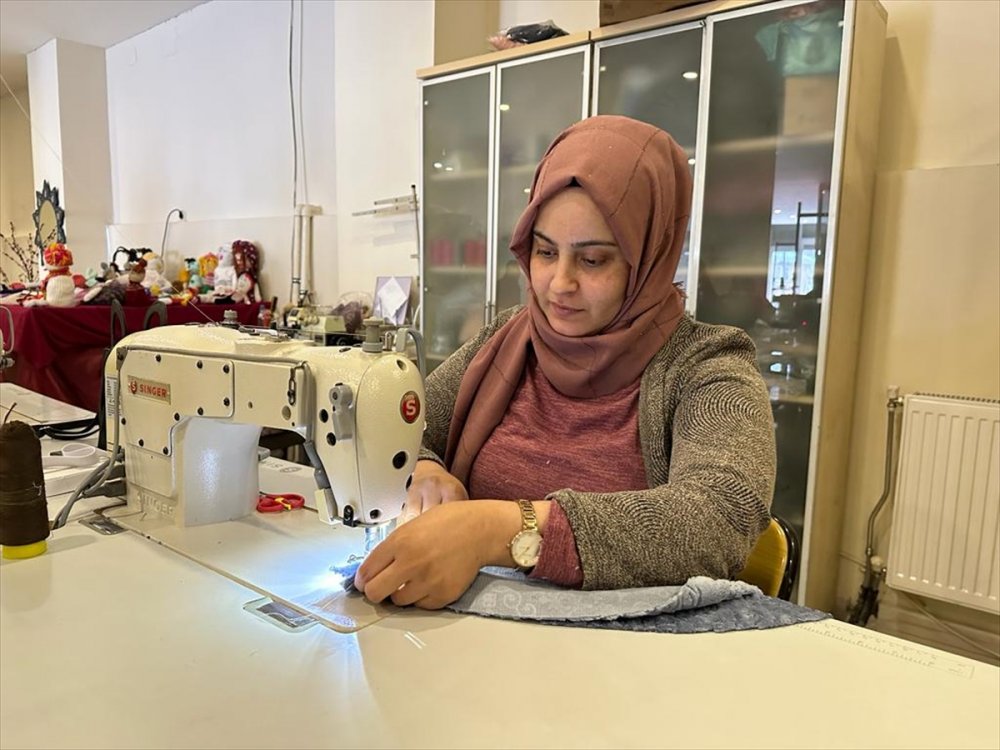 Şemdinli'de gönüllü kadınlar depremzedeleri ısıtacak ürünler dikiyor
