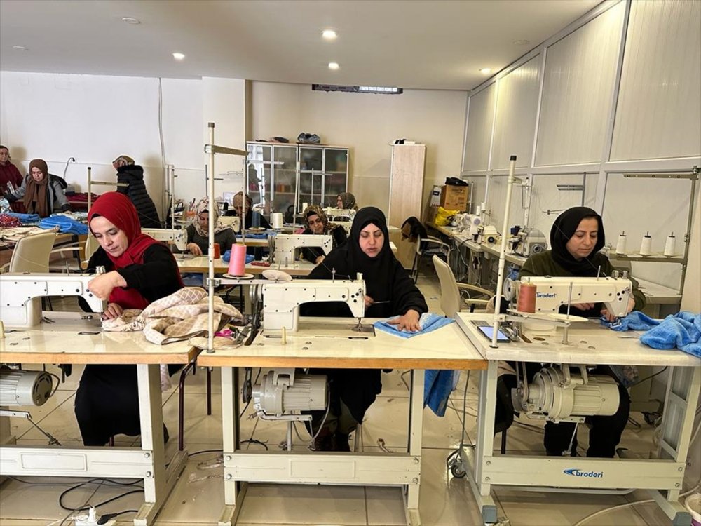 Şemdinli'de gönüllü kadınlar depremzedeleri ısıtacak ürünler dikiyor