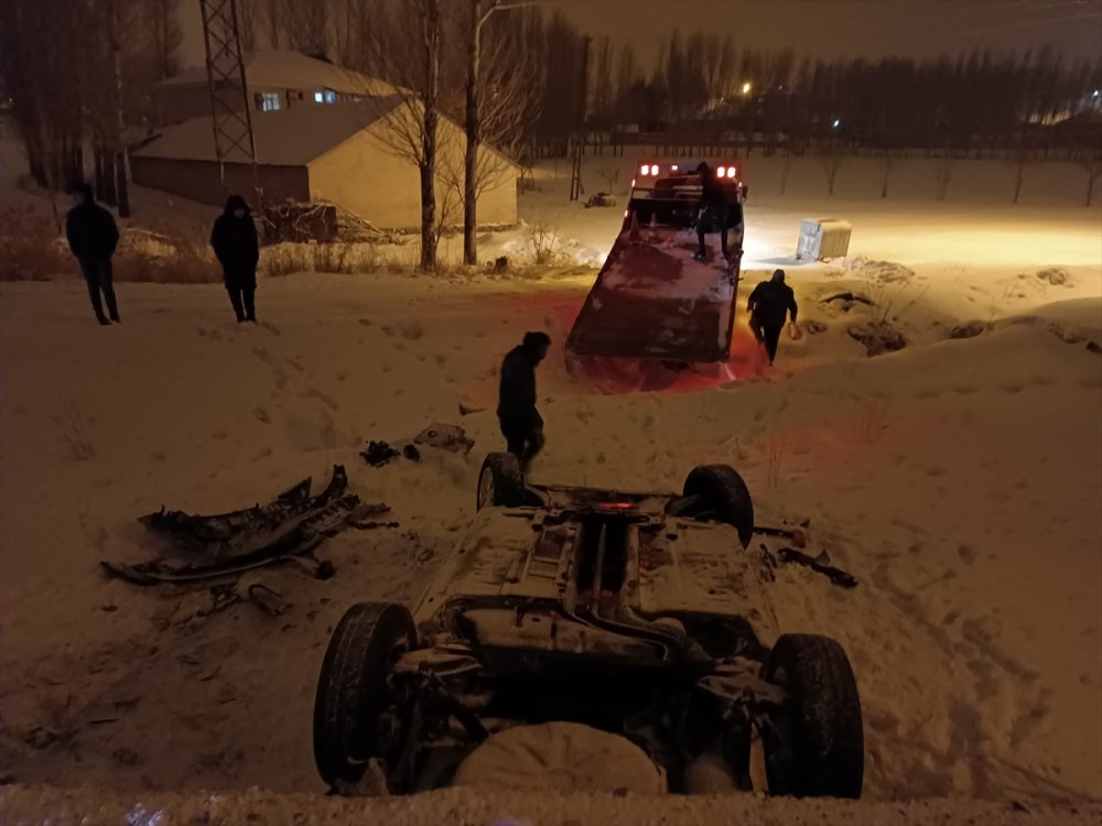Van'da takla atan otomobilin sürücüsü yaralandı