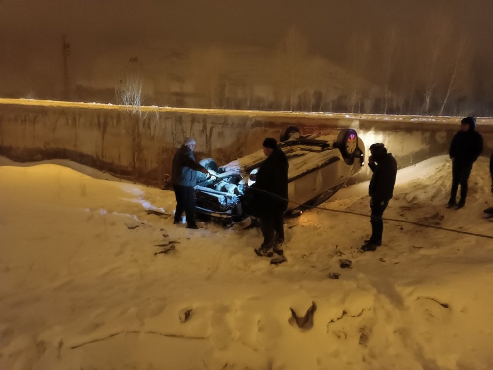 Van'da takla atan otomobilin sürücüsü yaralandı
