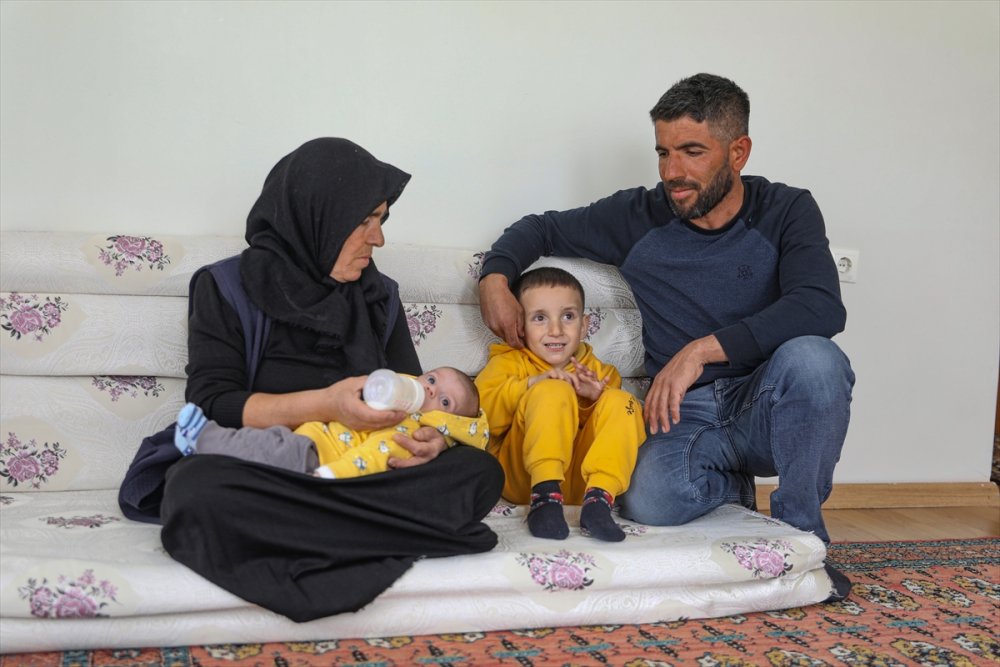 Enkazda ölen annesinin siper olduğu 53 günlük bebeğe süt annelik yapıyor