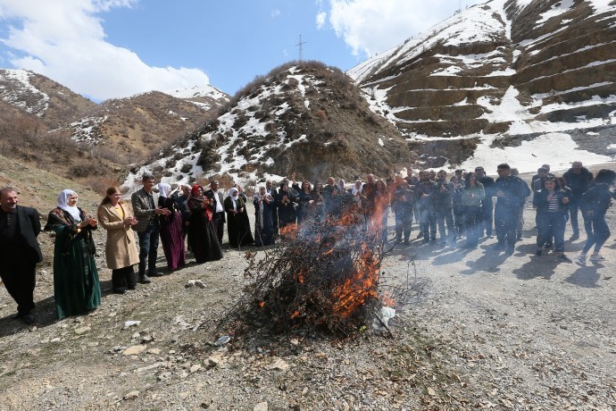 690x450nc-hkr-15-03-2023-semdinli-gever-yolu-newroz-atesi3.jpg