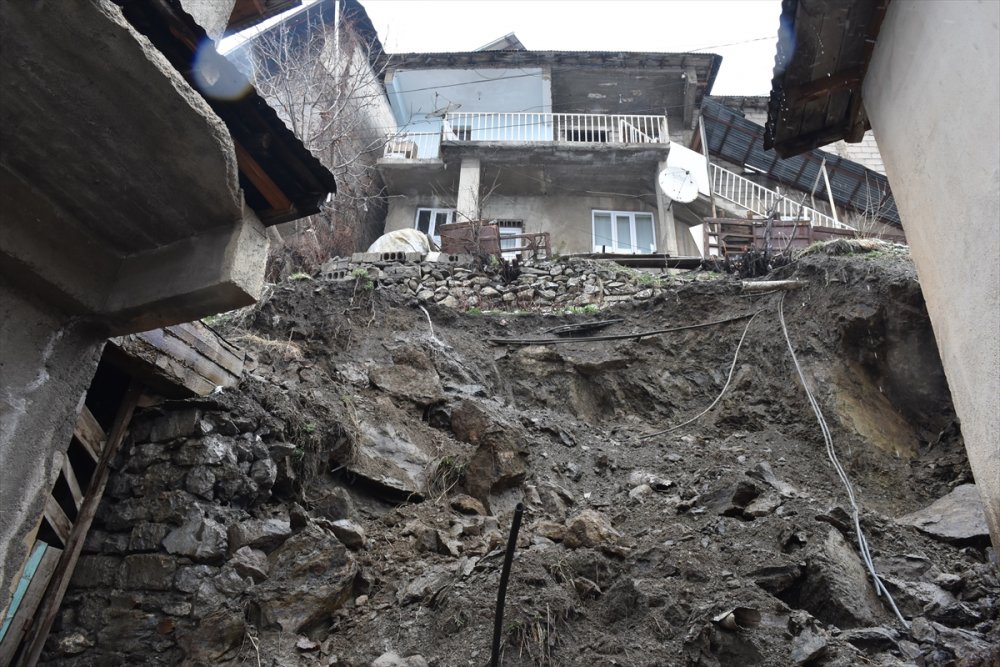 Hakkari'de toprak kayması sonucu 3 ev tahliye edildi