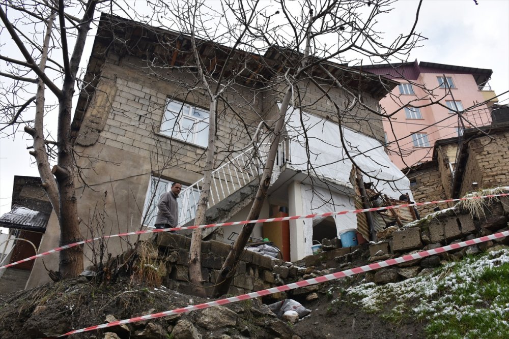 Hakkari'de toprak kayması sonucu 3 ev tahliye edildi