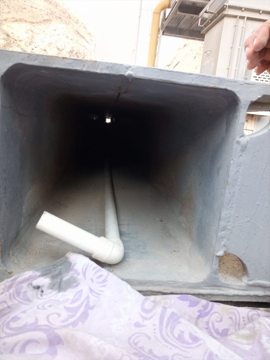 Hakkari'de şantiye alanındaki çelik kolonda sıkışan köpek kurtarıldı