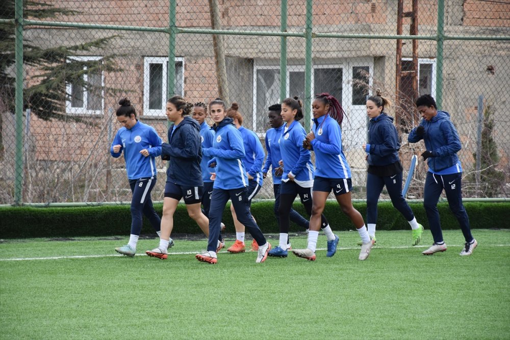 Hakkarigücü, ligden çekilen Onvo Hatayspor'dan 4 futbolcuyu kadrosuna kattı
