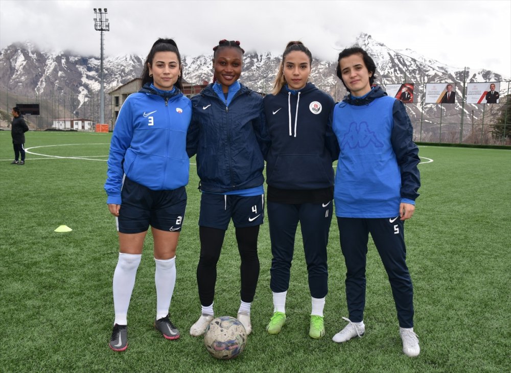 Hakkarigücü, ligden çekilen Onvo Hatayspor'dan 4 futbolcuyu kadrosuna kattı