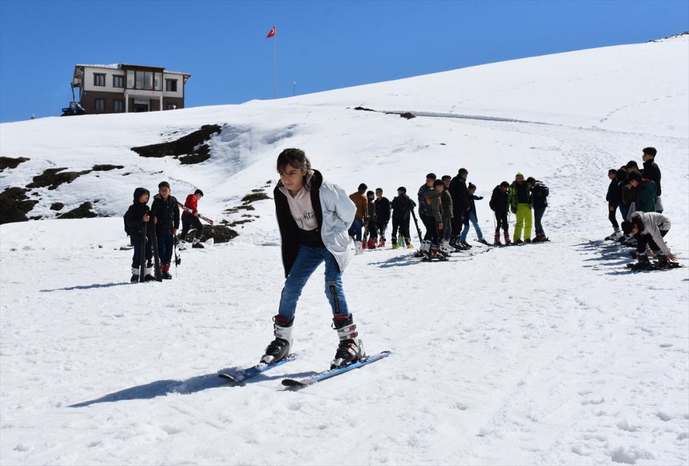 Hakkari'de bu yıl 5 bin 700 öğrenciye kayak eğitimi verildi