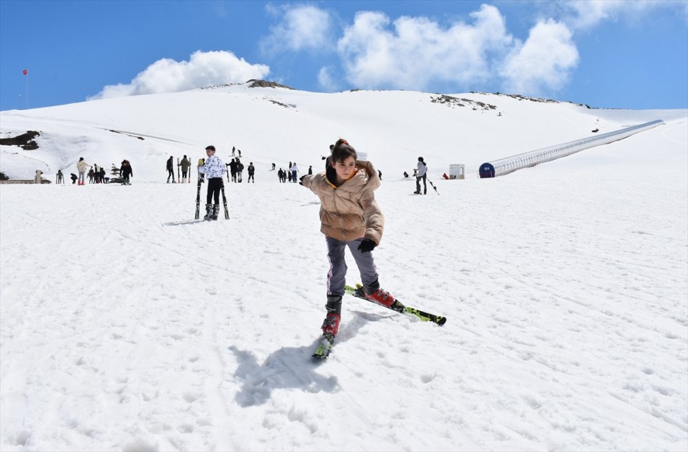 Hakkari'de bu yıl 5 bin 700 öğrenciye kayak eğitimi verildi