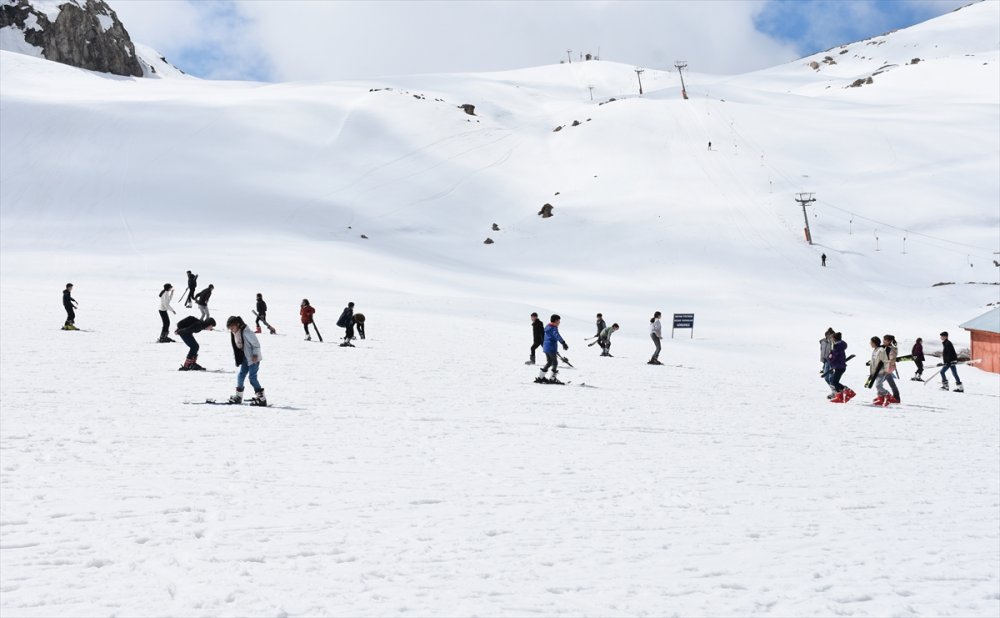 Hakkari'de bu yıl 5 bin 700 öğrenciye kayak eğitimi verildi