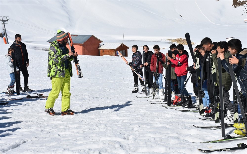 Hakkari'de bu yıl 5 bin 700 öğrenciye kayak eğitimi verildi