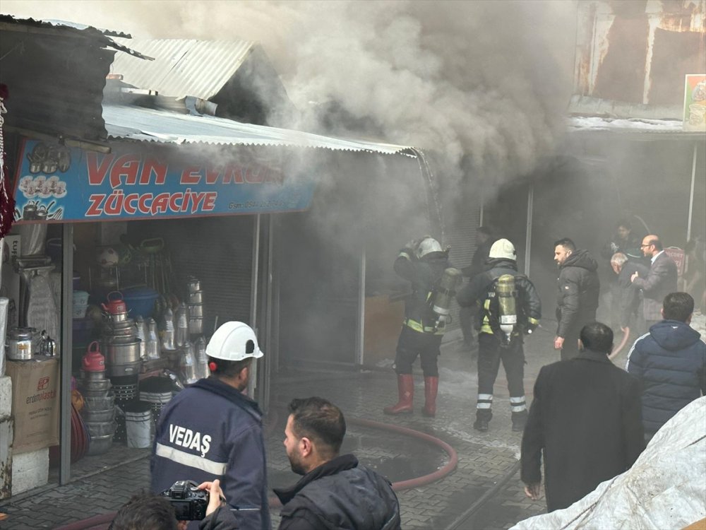 Van'da çok sayıda iş yerinin bulunduğu halk pazarında çıkan yangına müdahale ediliyor