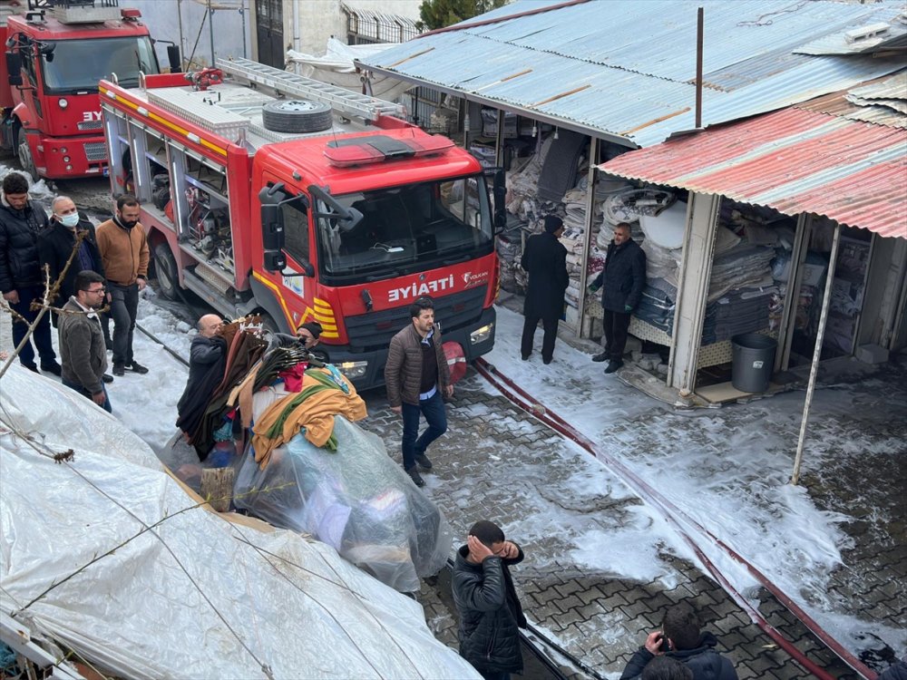 Van'da çok sayıda iş yerinin bulunduğu halk pazarında çıkan yangına müdahale ediliyor