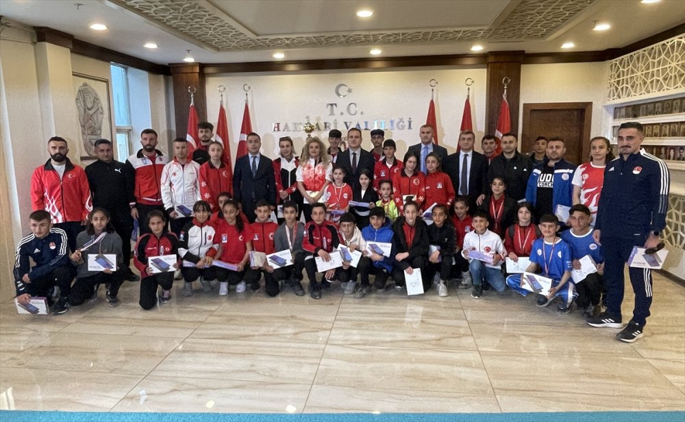 Hakkari Valisi Akbıyık, başarılı sporcularla bir araya geldi