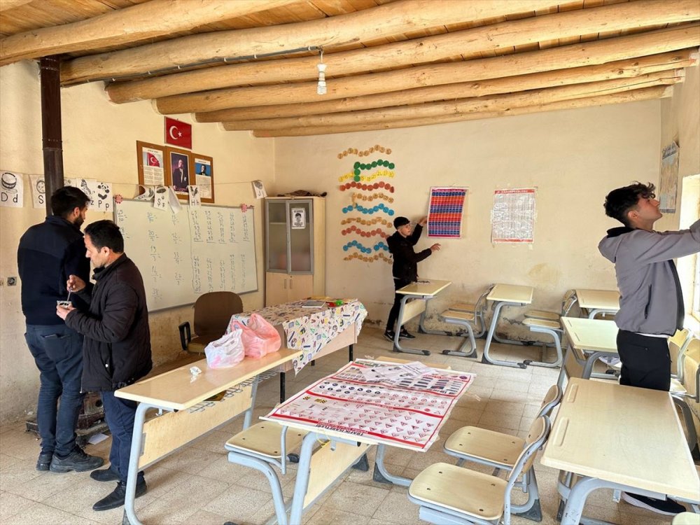 Usta öğretici ve öğrenciler Şemdinli'deki köy okulunu onardı