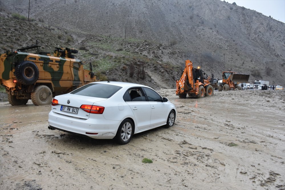 Hakkari-Van kara yolu heyelan ve toprak kaymaları nedeniyle kapandı