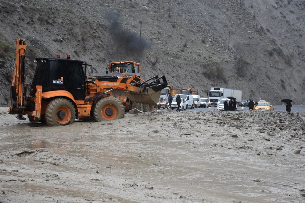 Hakkari-Van kara yolu heyelan ve toprak kaymaları nedeniyle kapandı