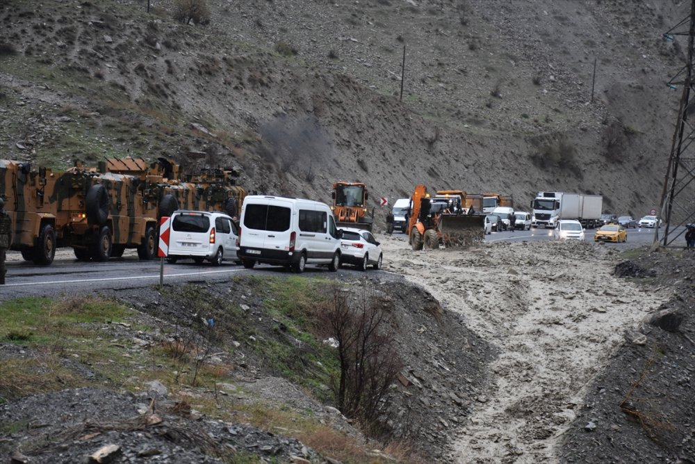 Hakkari-Van kara yolu heyelan ve toprak kaymaları nedeniyle kapandı