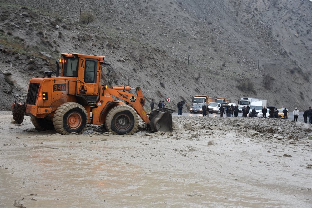 Hakkari-Van kara yolu heyelan ve toprak kaymaları nedeniyle kapandı