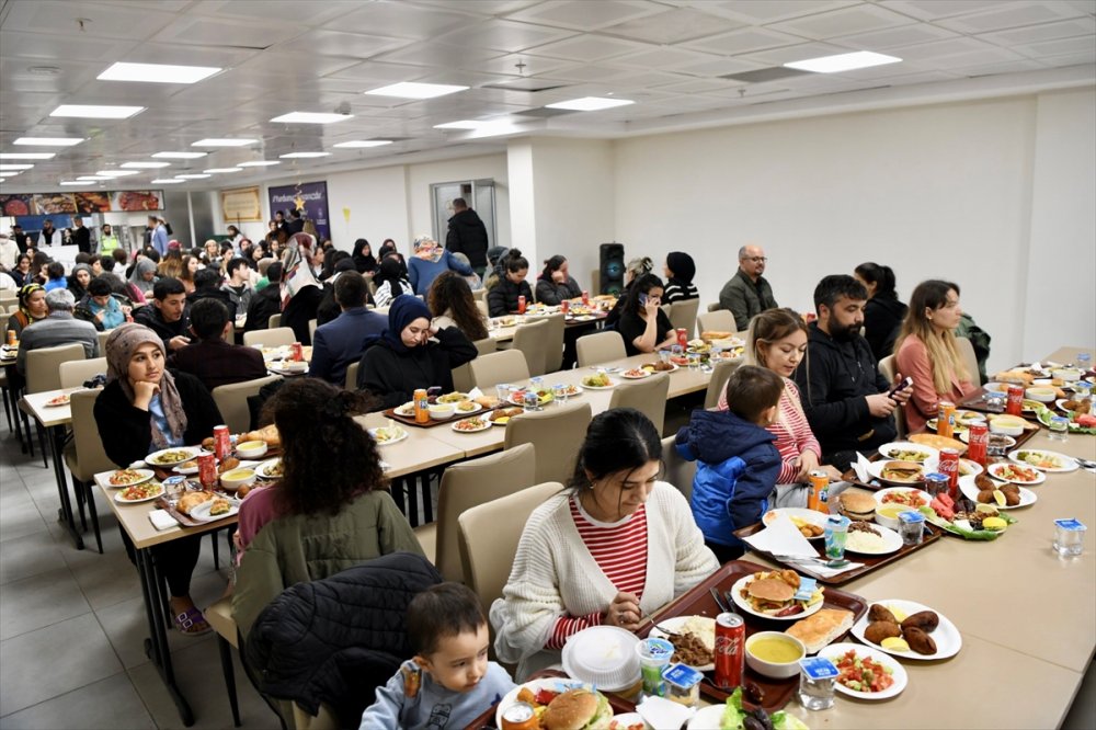 Vali Akbıyık, depremzedelerle iftarda bir araya geldi