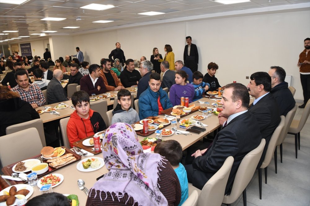 Vali Akbıyık, depremzedelerle iftarda bir araya geldi