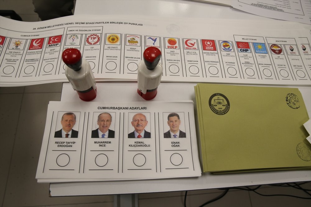 Van ve Hakkari'deki sınır kapılarında oy verme işlemi başladı