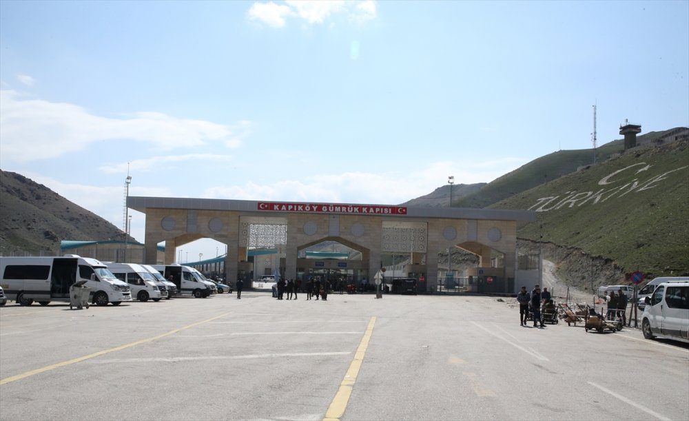 Van ve Hakkari'deki sınır kapılarında oy verme işlemi başladı