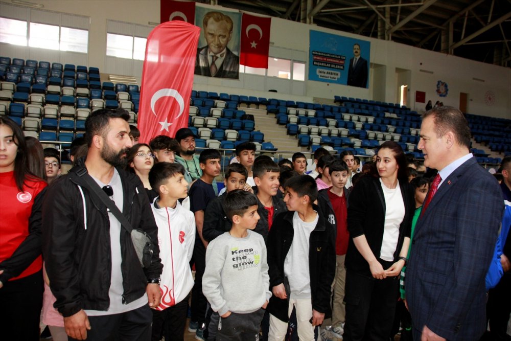 Hakkari'de spor kulüplerine nakdi ve malzeme yardımı yapıldı