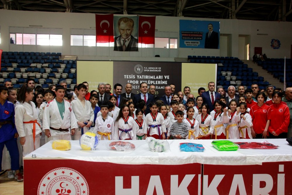 Hakkari'de spor kulüplerine nakdi ve malzeme yardımı yapıldı