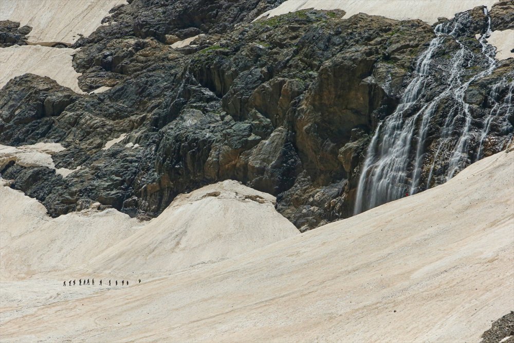 Van'dan gelen doğaseverler Hakkari'nin güzelliklerini gezdi