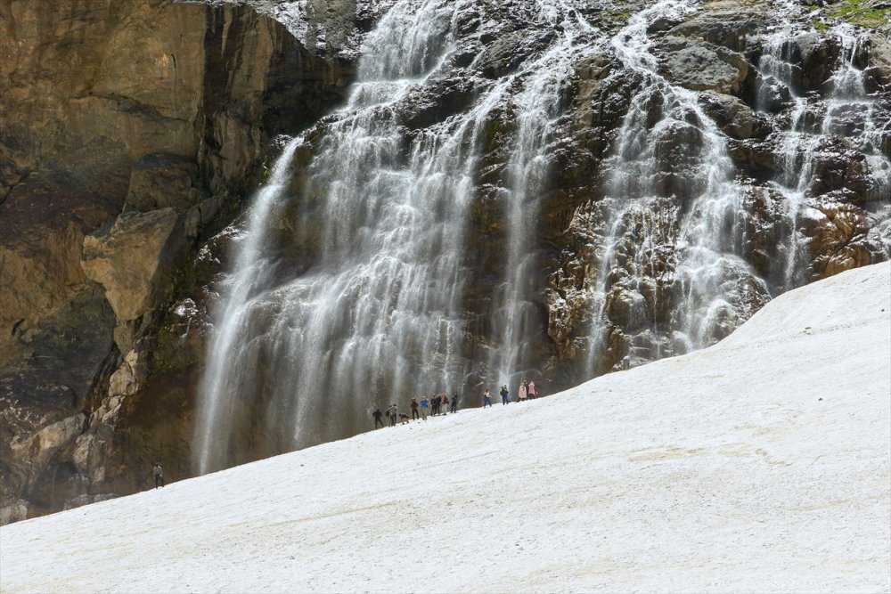 Van'dan gelen doğaseverler Hakkari'nin güzelliklerini gezdi