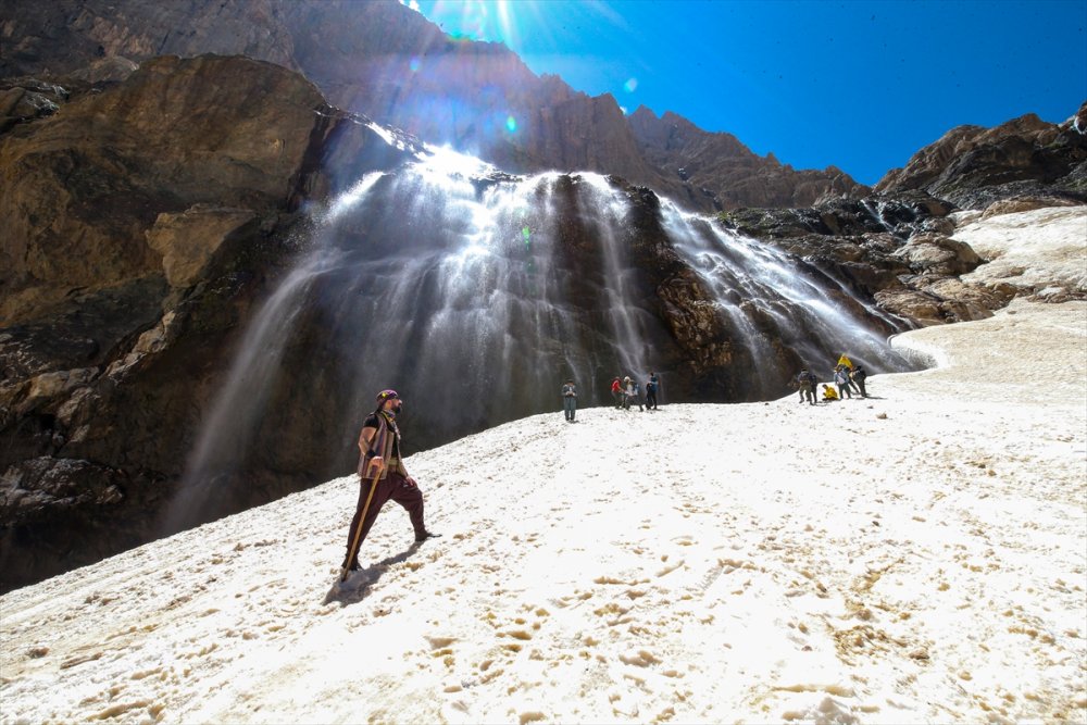 Van'dan gelen doğaseverler Hakkari'nin güzelliklerini gezdi
