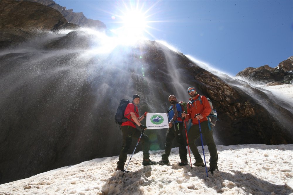 Van'dan gelen doğaseverler Hakkari'nin güzelliklerini gezdi