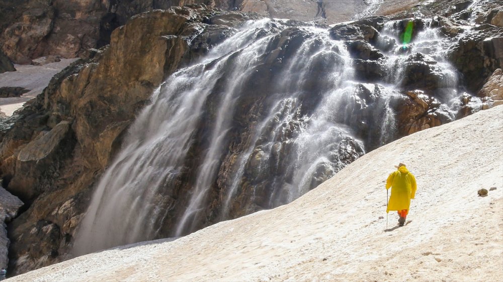 Van'dan gelen doğaseverler Hakkari'nin güzelliklerini gezdi