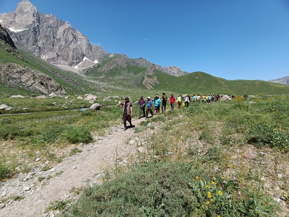 Van'dan gelen doğaseverler Hakkari'nin güzelliklerini gezdi