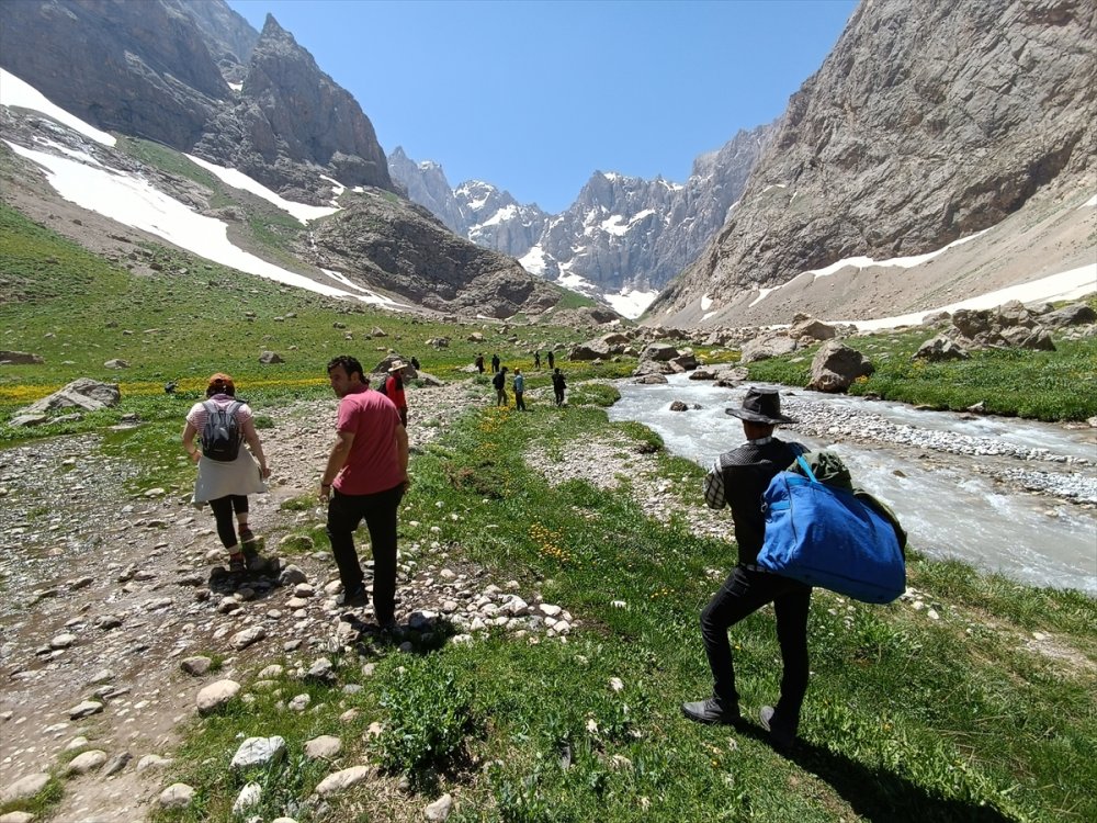 Van'dan gelen doğaseverler Hakkari'nin güzelliklerini gezdi