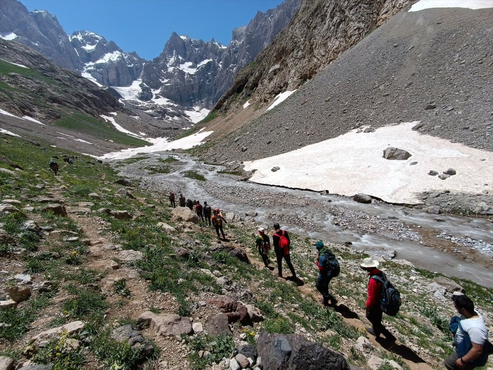 Van'dan gelen doğaseverler Hakkari'nin güzelliklerini gezdi