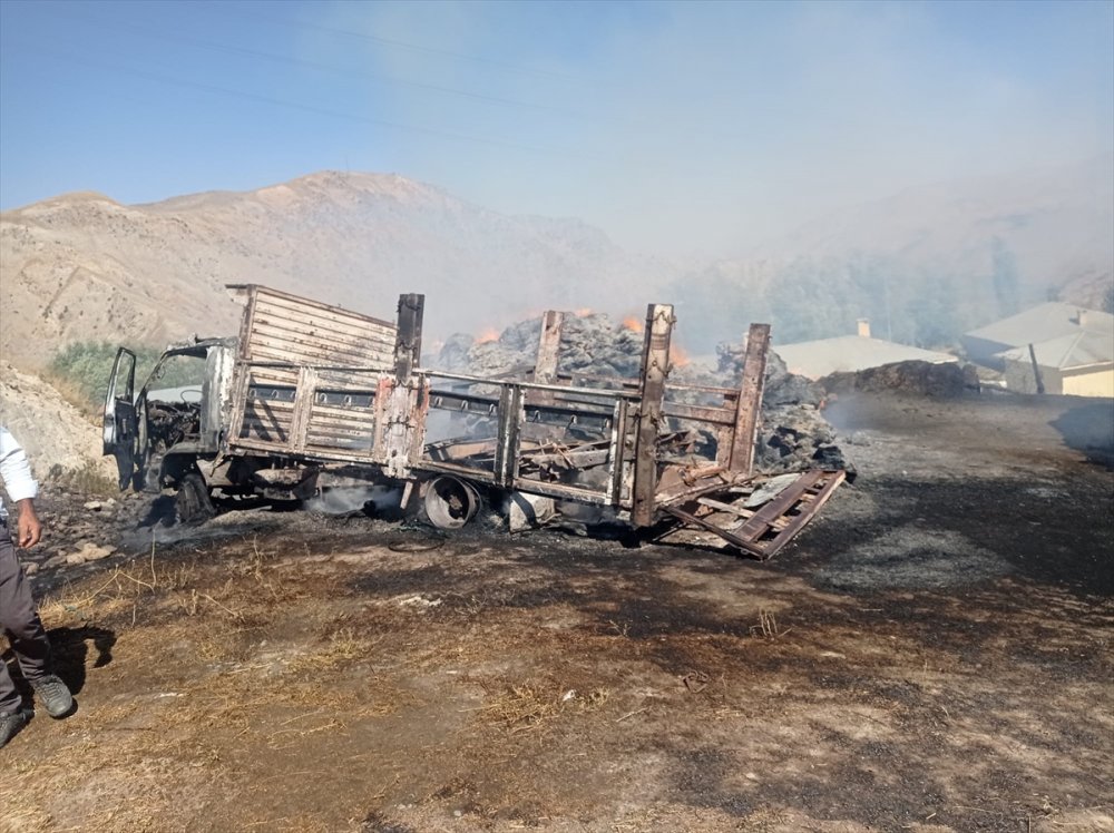 Hakkari'de çıkan yangında kamyonet ve 600 bağ ot yandı