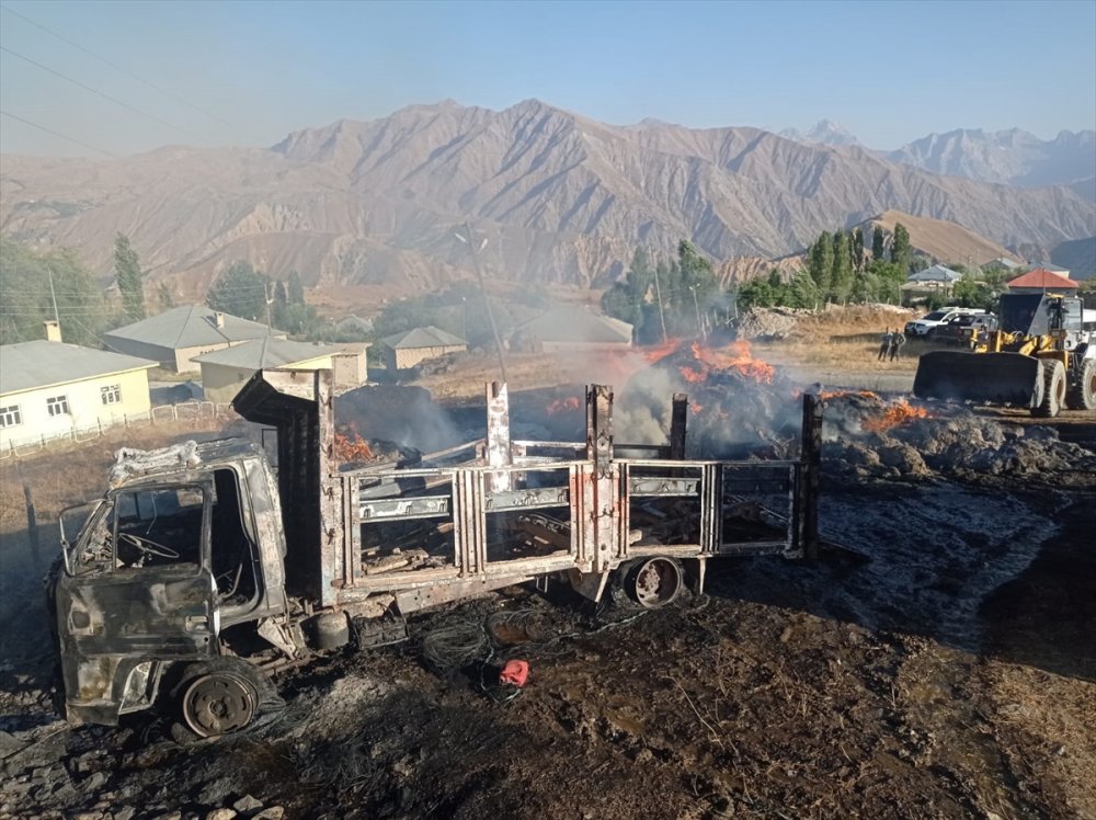 Hakkari'de çıkan yangında kamyonet ve 600 bağ ot yandı