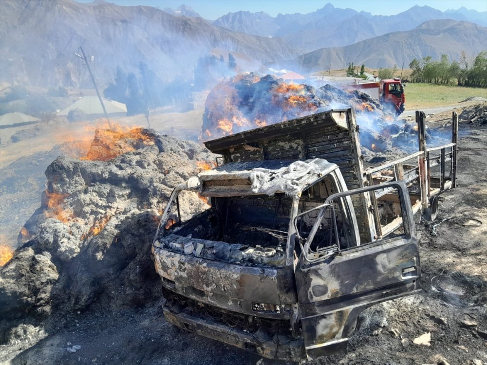 Hakkari'de çıkan yangında kamyonet ve 600 bağ ot yandı