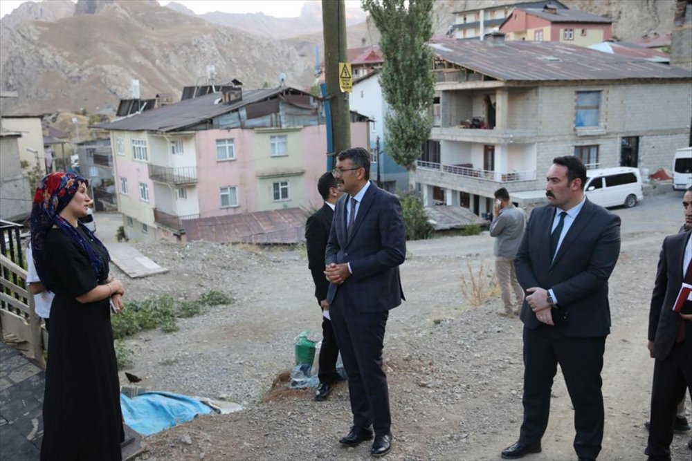 Hakkari Valisi Çelik, yaşam merkezini ziyaret etti