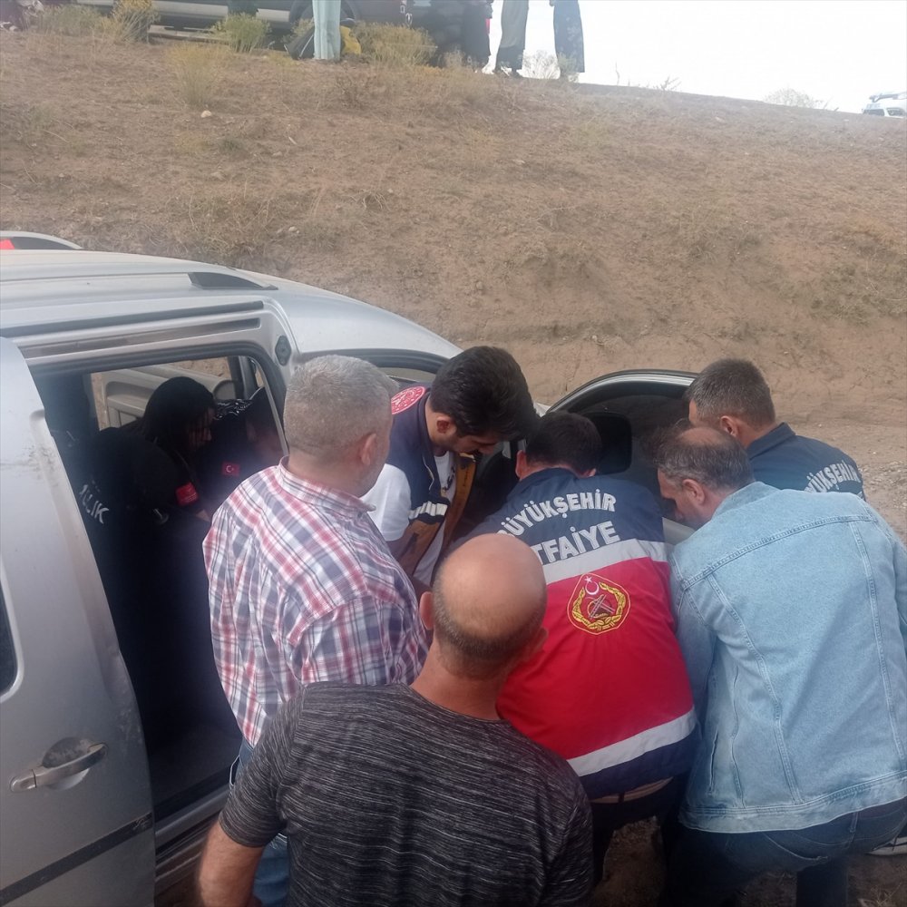 Van'da şarampole devrilen kamyonette 5 kişi yaralandı