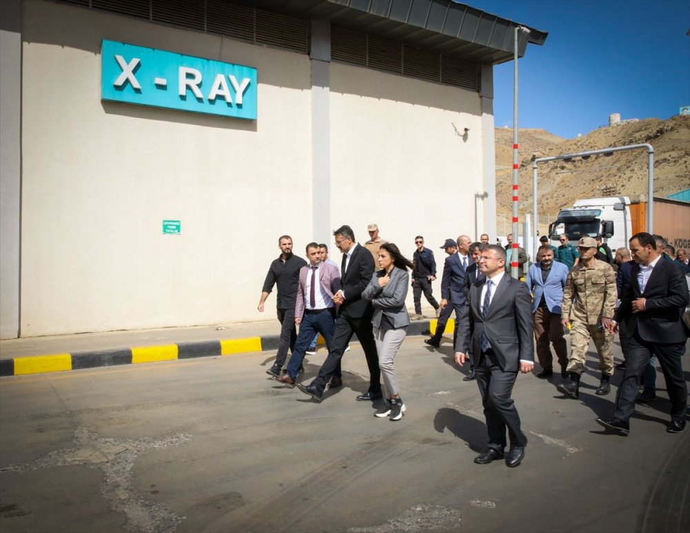 Vali Çelik, kendisine sosyal medyadan ulaşan kas hastası kardeşleri ziyaret etti